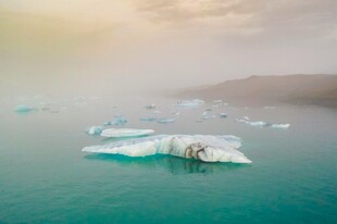 海上漂浮的梦幻蓝冰