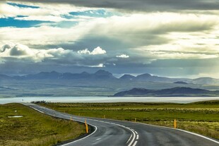 蜿蜒公路与远方壮丽山景