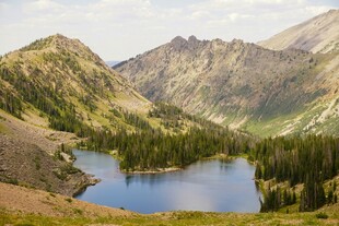 山间静谧湖泊秀丽风光