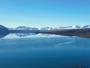 宁静蓝湖与远处雪山美景