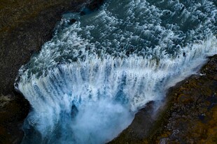 壮观瀑布水流倾泻而下