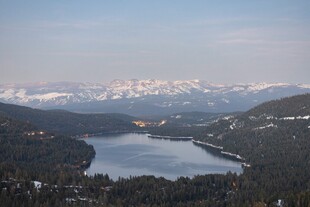 山间湖泊与远处雪山美景