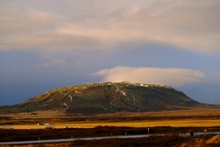 草原上的孤山与天空云朵