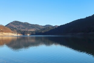 宁静山水湖景风光如画