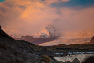 壮丽山景与绚烂天空