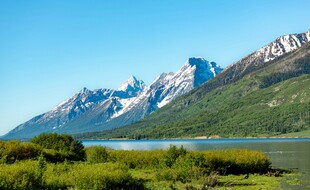 壮丽雪山下的湖畔风光