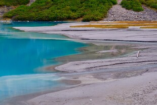 蓝水浅滩的自然美景