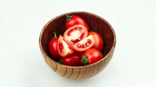 木碗中的新鲜红辣椒