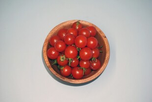木碗中的新鲜小番茄