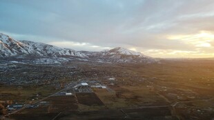 雪山下的黄昏美景