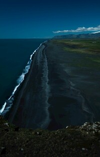 海岸边的黑色沙滩美景