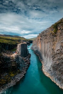 壮丽峡谷中的碧绿河流