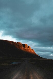黄昏下的旷野之路