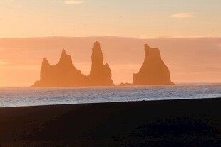 日落时分的海上奇特岩柱