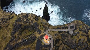 悬崖边灯塔俯瞰壮丽海景