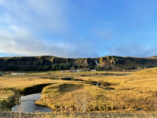 草原溪流边的壮丽风光