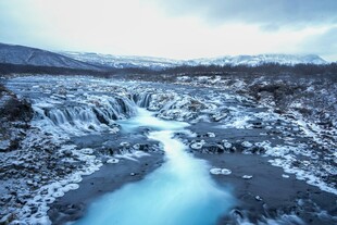 冰雪覆盖的山间溪流景观