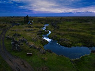 冰岛旷野中的静谧溪流