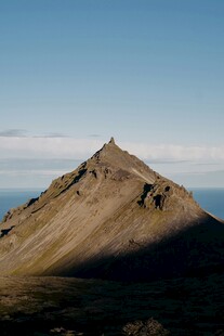 巍峨山峰映于蓝天之下