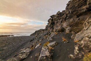 黄昏下的嶙峋海岸岩石