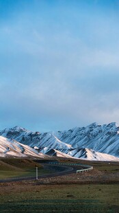 雪山下的开阔原野风光