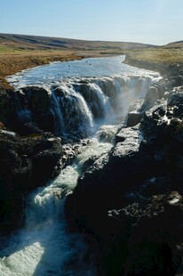 山间瀑布自然美景