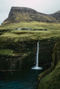 山间瀑布自然美景