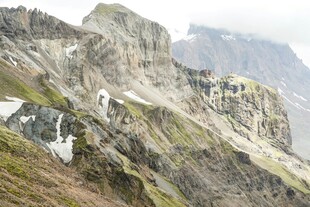 高山峻岭间的壮美景致