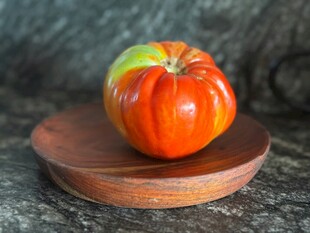 多彩番茄置于木质底座上