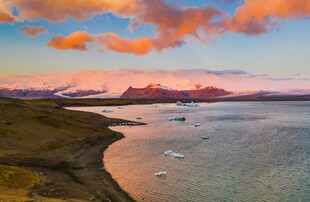湖畔壮丽日出美景