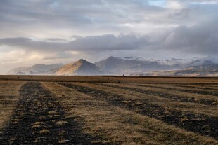广袤原野与远方山峦景色