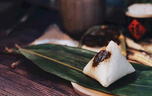 传统美味粽子置于粽叶上