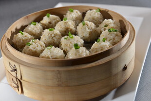 竹笼里的美味糯米肉丸