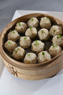 竹笼里的美味糯米肉丸