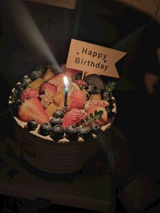 生日蛋糕点亮温馨时刻