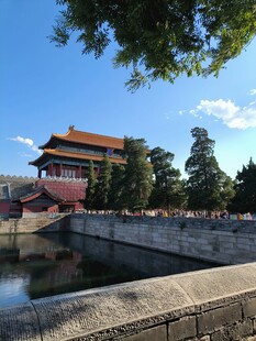 故宫角楼旁的静谧水景 神武门