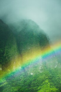 山间彩虹现美景