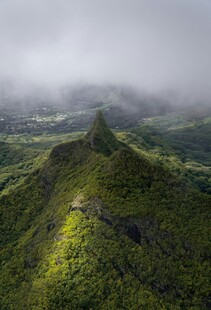 云雾缭绕的翠绿山峦