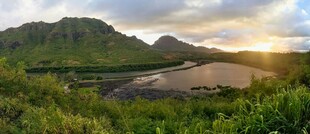 黄昏下的美丽山海景观