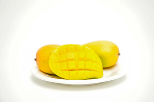 盘中鲜芒果 果肉金黄诱人