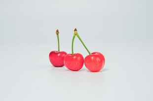 三颗鲜红樱桃摆拍