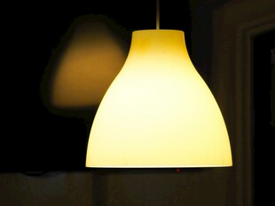 简约黄色吊灯散发柔和光