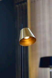 简约黄铜吊灯特写