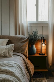 温馨卧室一角的静谧时光