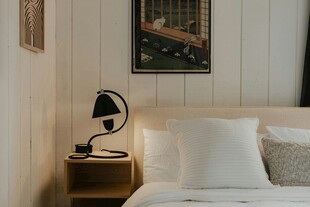 简约卧室床头温馨一角