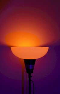 暖光台灯营造温馨氛围