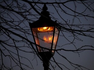 黄昏下的复古路灯