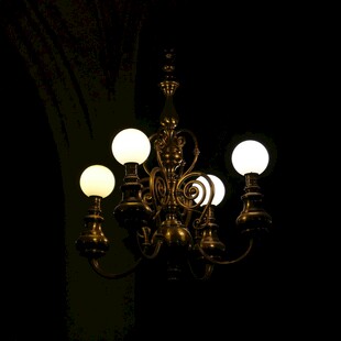 复古华丽吊灯散发柔和光芒