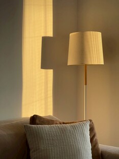 温馨客厅角落的落地灯