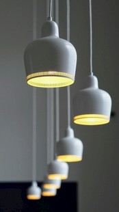 简约白色吊灯悬挂展示